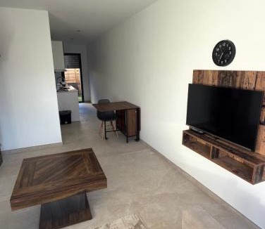 Saussan Villa | Cosy Maisonnette & Patio Privatif