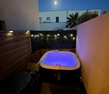 Saussan Villa | Cosy Maisonnette & Patio Privatif