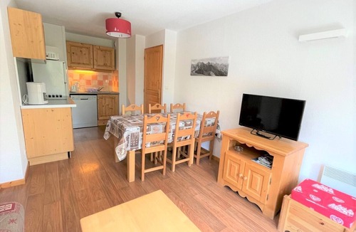 Les Claux Apartment | CosyRefuges - Le Refuge des Marmottes *: 2-bedrooms apartment, 40m², top-level