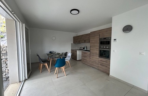 Pelleautier House | Country house 5 minutes from the lake.