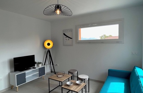 Pelleautier House | Country house 5 minutes from the lake.