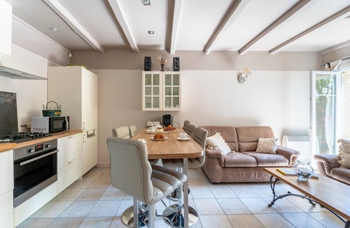 Graveson House | Country House 'Le Mas' with Shared Pool, Wi-Fi, and Air Conditioning