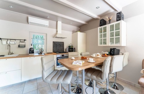 Graveson House | Country House 'Le Mas' with Shared Pool, Wi-Fi, and Air Conditioning