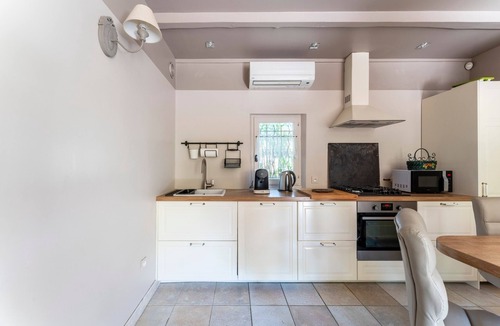 Graveson House | Country House 'Le Mas' with Shared Pool, Wi-Fi, and Air Conditioning