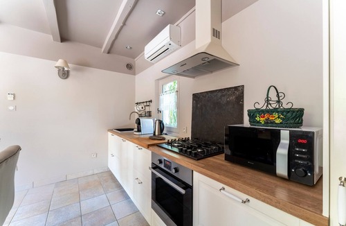 Graveson House | Country House 'Le Mas' with Shared Pool, Wi-Fi, and Air Conditioning