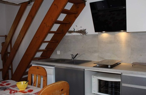 Gruissan House | Cozy 3-Room Mezzanine House near Grazel Beach with Private Parking and Veranda