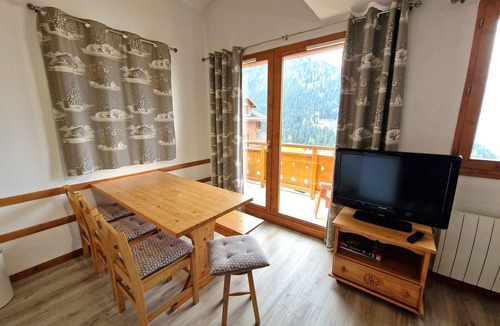Valfrejus Apartment | Cozy 3 rooms for 6, southwest balcony, 50m from slopes