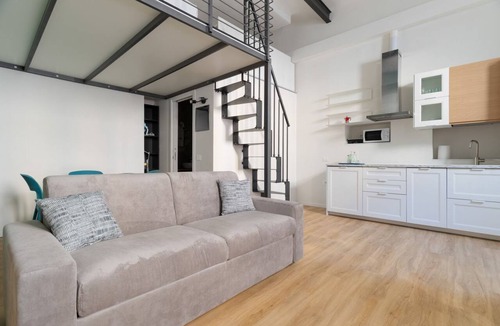 Central Station Apartment | Cozy 38m2 apartment, perfect for 4 people, located on the ground floor of a typical building.The accommodation is located in a strategic position, a stone's throw from the Central Station and the M1 Lima metro, allowing you to easily move around the ci