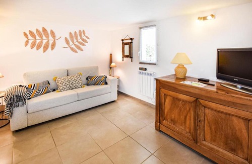 Caumont-sur-Durance Apartment | Cozy Apartment In Caumont-Sur-Durance