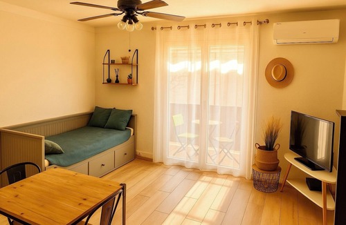 La Jetee Apartment | Cozy Beachside Stay – A/C, Wi-Fi, Comfort & Calm
