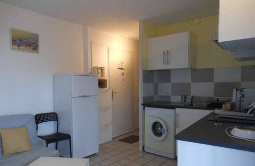 Saint-Pierre-la-Mer Apartment | Cozy 1BR Apt with Balcony & Parking, 800m from Beach in Saint-Pierre-La-Mer