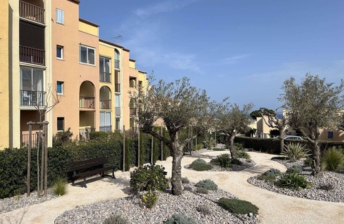 Saint-Pierre-la-Mer Apartment | Cozy 1BR Apt with Balcony & Parking, 800m from Beach in Saint-Pierre-La-Mer