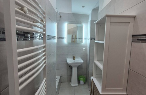 Liberation Apartment | Cozy, Renovated 2-Bedroom Apartment – Right in the Heart of Nice Calm Train station 5 min Tram Walk to the Sea