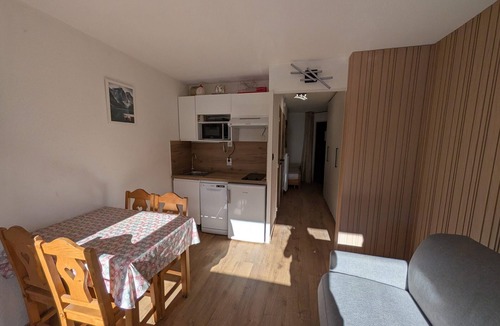 Montgenevre Apartment | Cozy renovated studio south-facing with slopes view and parking in Montgenèvre