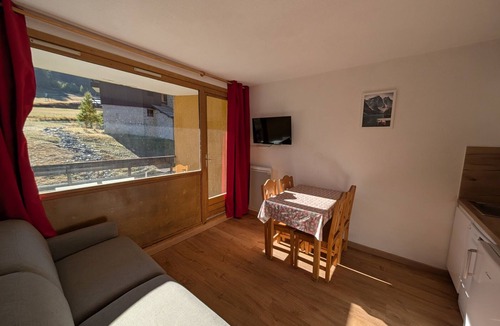 Montgenevre Apartment | Cozy renovated studio south-facing with slopes view and parking in Montgenèvre