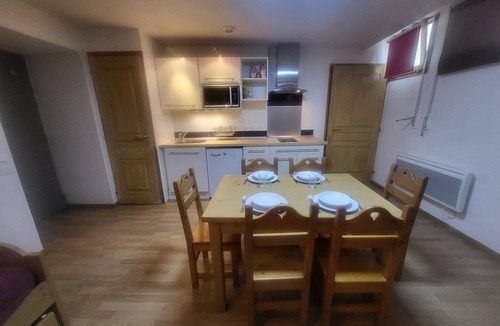 Montgenevre Apartment | Cozy studio for 4 on the slopes with WiFi in Montgenèvre