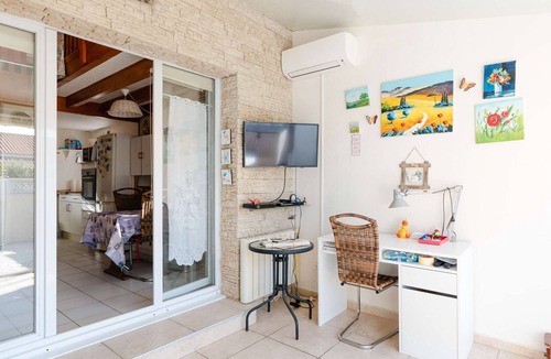 Les Ayguades Villa | Cozy Studio Loft with AC, WiFi, Pool Access, and Private Parking