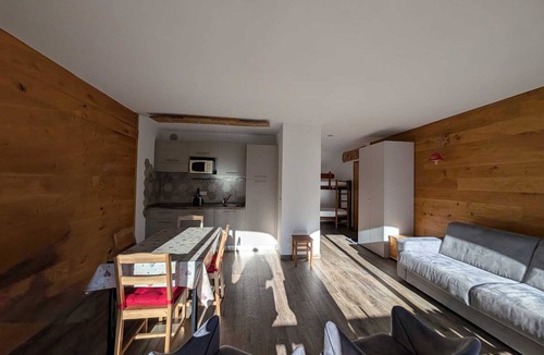 Montgenevre Apartment | Cozy studio near slopes and shops with balcony