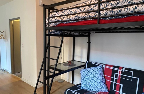Beziers City Centre Apartment | Cute studio in a family building