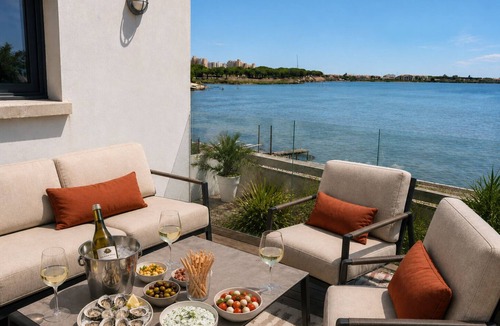 Perols Villa | Design villa with panoramic pond view and jacuzzi