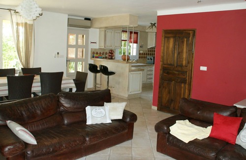 Reillanne Villa | Detached villa with enclosed beautiful garden and private pool, 1km from Céreste