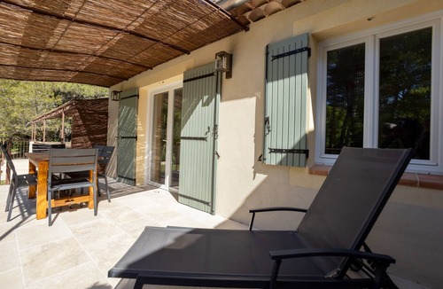 Eyguieres Apartment | “Domaine De Meyrol - Gîte 3” Apartment with Private Terrace, Wi-Fi, and Air Conditioning