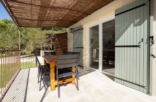 Eyguieres Apartment | “Domaine De Meyrol - Gîte 3” Apartment with Private Terrace, Wi-Fi, and Air Conditioning