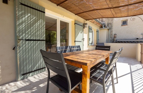 Eyguieres Apartment | “Domaine De Meyrol - Gîte 3” Apartment with Private Terrace, Wi-Fi, and Air Conditioning