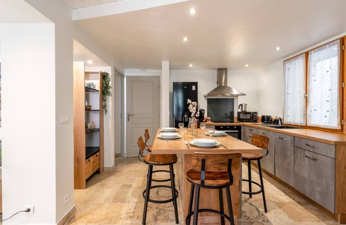 Eyguieres Apartment | “Domaine De Meyrol - Gîte 4” Apartment with Mountain View, Wi-Fi, and Air Conditioning
