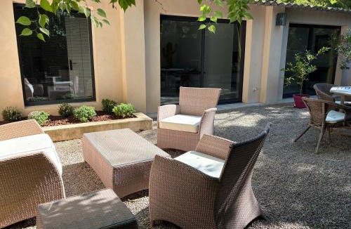 Velaux Bed & Breakfast | Domaine Shambala - gîte en Provence avec une Grande Piscine