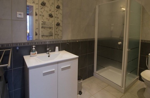 Saint-Affrique House | Double room-Comfort-Ensuite with Shower-1