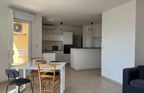 Eyguieres Apartment | Duplex lumineux l 2 ch l balcon l climatisation l Idéal famille l Alpilles