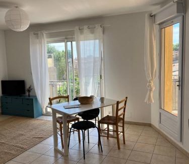 Eyguieres Apartment | Duplex lumineux l 2 ch l balcon l climatisation l Idéal famille l Alpilles