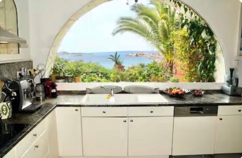 Roucas-Blanc Villa | Duplex on the water Corniche Kennedy, 4-5 persons, Beach, terrace, garden.
