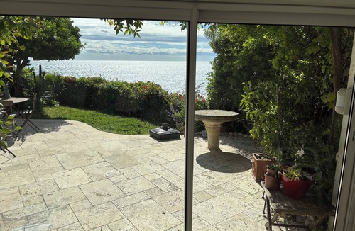 Roucas-Blanc Villa | Duplex on the water Corniche Kennedy, 4-5 persons, Beach, terrace, garden.