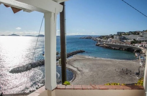 Roucas-Blanc Villa | Duplex on the water Corniche Kennedy, 4-5 persons, Beach, terrace, garden.