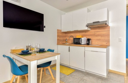 Anatole France Apartment | EDEN SUITE | Jacuzzi | Parking | A/C by Narbana