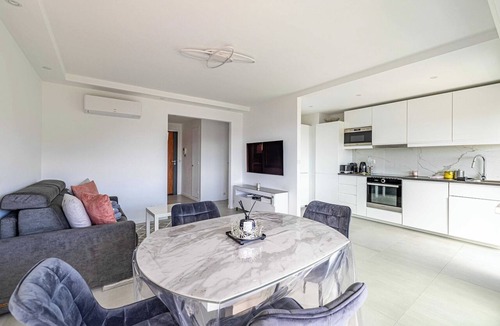 California - Pezou Apartment | Elegance and serenity with terrace, view & A/C