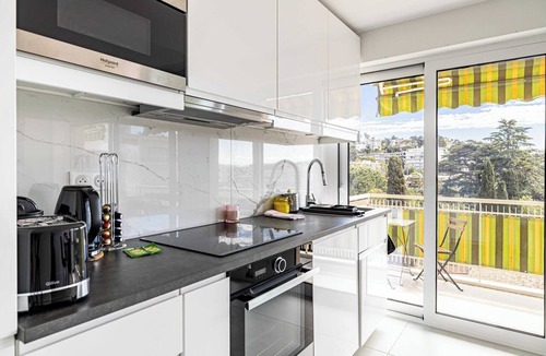 California - Pezou Apartment | Elegance and serenity with terrace, view & A/C