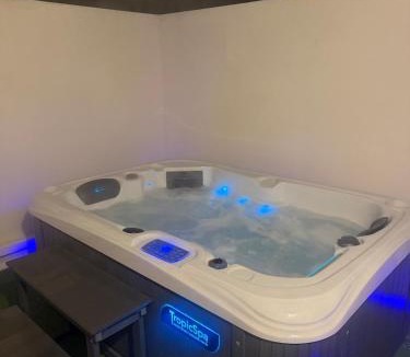 Pomerols Apartment | Elegance Suite with Private Jacuzzi