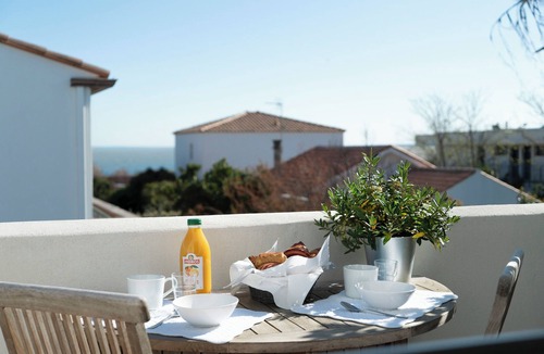 Perols Apartment | Elegant Apt between sea, ponds and nature, 5 minutes from beaches, direct access to streetcar.