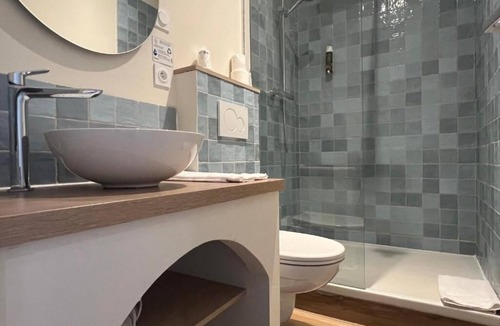 Sanary-sur-Mer Hotel | Elegant Coastal Room for 4 With Easy Access to Beaches and Port