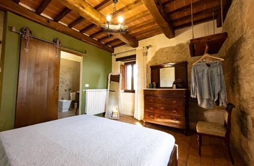 Passignano sul Trasimeno Apartment | Emerald- Room in old farmhouse with lake view