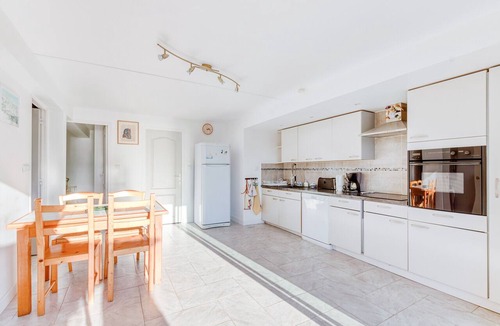 Hyeres Apartment | Enchanted Bird Mountain Villa with Paradise Garden and Shared Pool sea view
