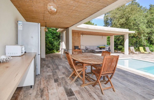 Les 3 Ponts House | Enjoy a wonderful holiday in this attractive holiday home with pool.