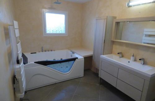 Alignan-du-Vent Villa | Escale Idéale : Villa avec Spa & Piscine Privée