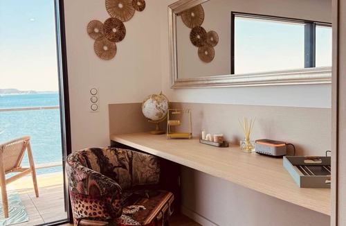 Saint-Mitre-les-Remparts Apartment | Evasion room - mia casa