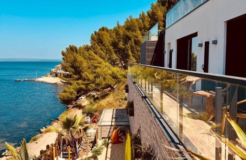 Saint-Mitre-les-Remparts Apartment | Evasion room - mia casa