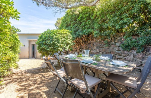 Saint-Aygulf House | Exception Maison Beachfront Holiday Home with Private Garden and Wi-Fi