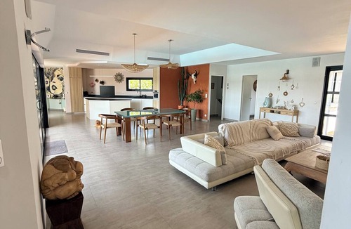 Istres House | Exceptional villa with swimming pool facing the pink flamingos